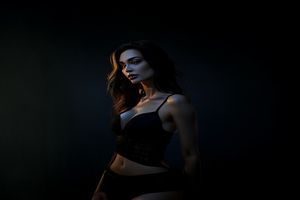 性感魅惑黑丝美女写真，深色背景低光环境突出曲线轮廓，光影戏剧感强